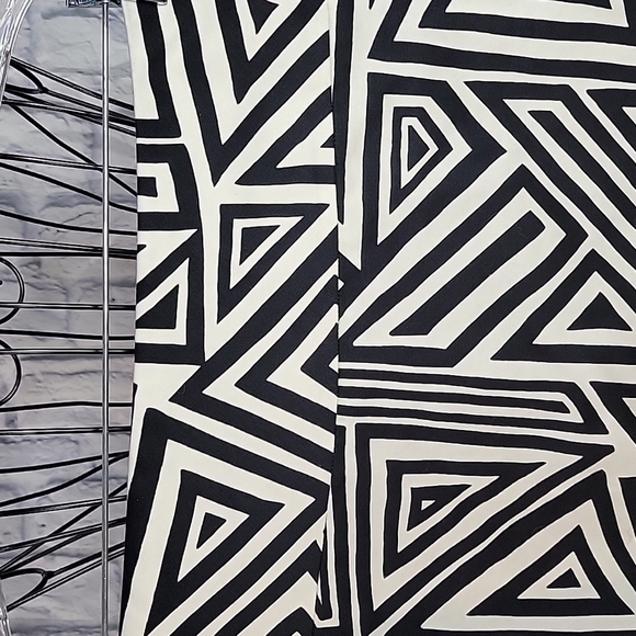 *EXPRESS DESIGN STUDIO Black and White Geometric Mini Skirt Size 6 - Picture 2 of 5